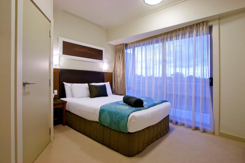 Vr Takapuna Auckland Kültér fotó A bedroom at the Mantra on Lakeview