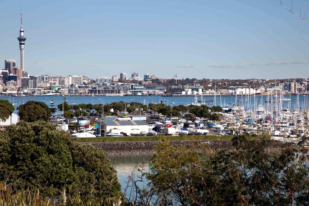 Vr Takapuna Auckland Kültér fotó View of the Auckland waterfront from the suburb of Albany